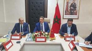 الوالي سعيد أمزازي يترأس اجتماعاً لعرض مشروع أكبر محطة لتحلية مياه البحر بجهة سوس ماسة على الصعيدين الوطني والإفريقي بطاقة إنتاجية تبلغ 350 مليون متر مكعب سنوياً