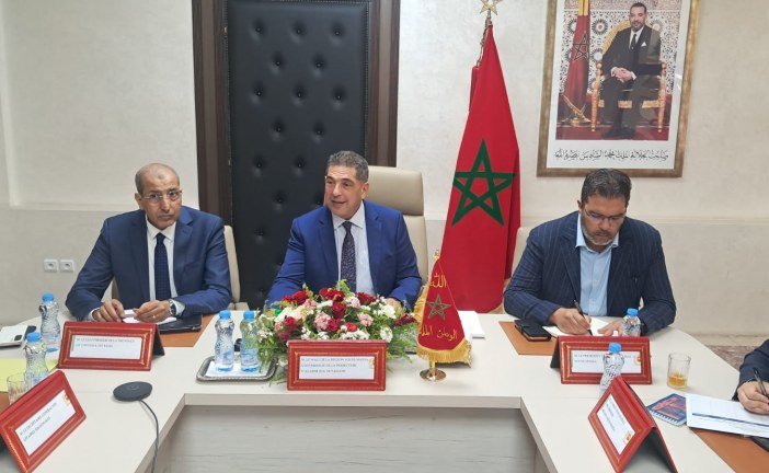 الوالي سعيد أمزازي يترأس اجتماعاً لعرض مشروع أكبر محطة لتحلية مياه البحر بجهة سوس ماسة على الصعيدين الوطني والإفريقي بطاقة إنتاجية تبلغ 350 مليون متر مكعب سنوياً